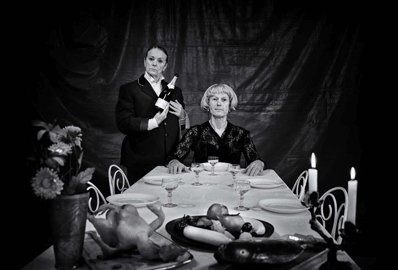 Les deux artistes posent derrière la table du dîner