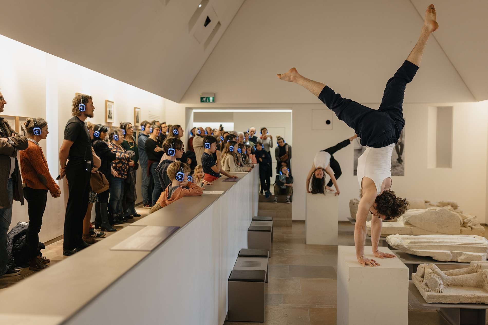 Les acrobates évoluent au musée